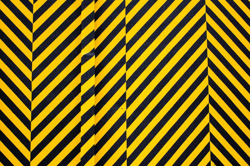 Kongotech.org Dynamic yellow and black patterned background with bold diagonal stripes for creative design use.